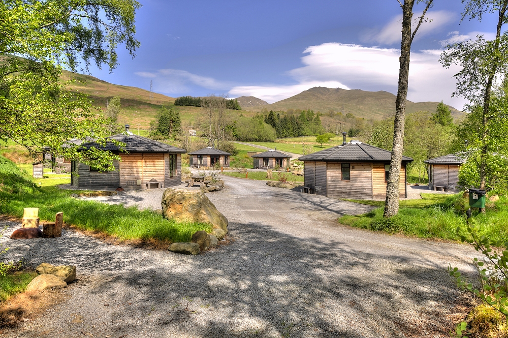 Woodland_Cabins_at_Loch_Tay.jpg